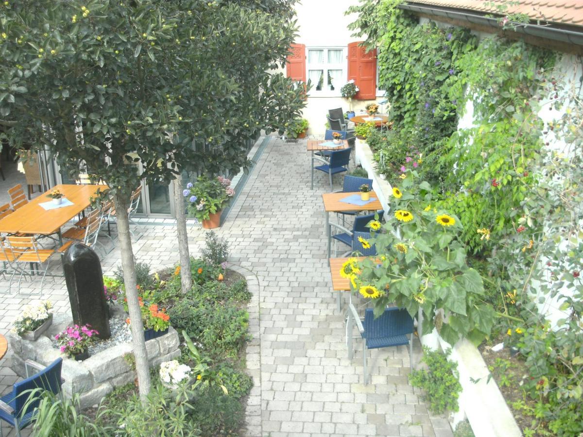 Hotel-Restaurant Goldenes Lamm Dinkelsbühl Buitenkant foto