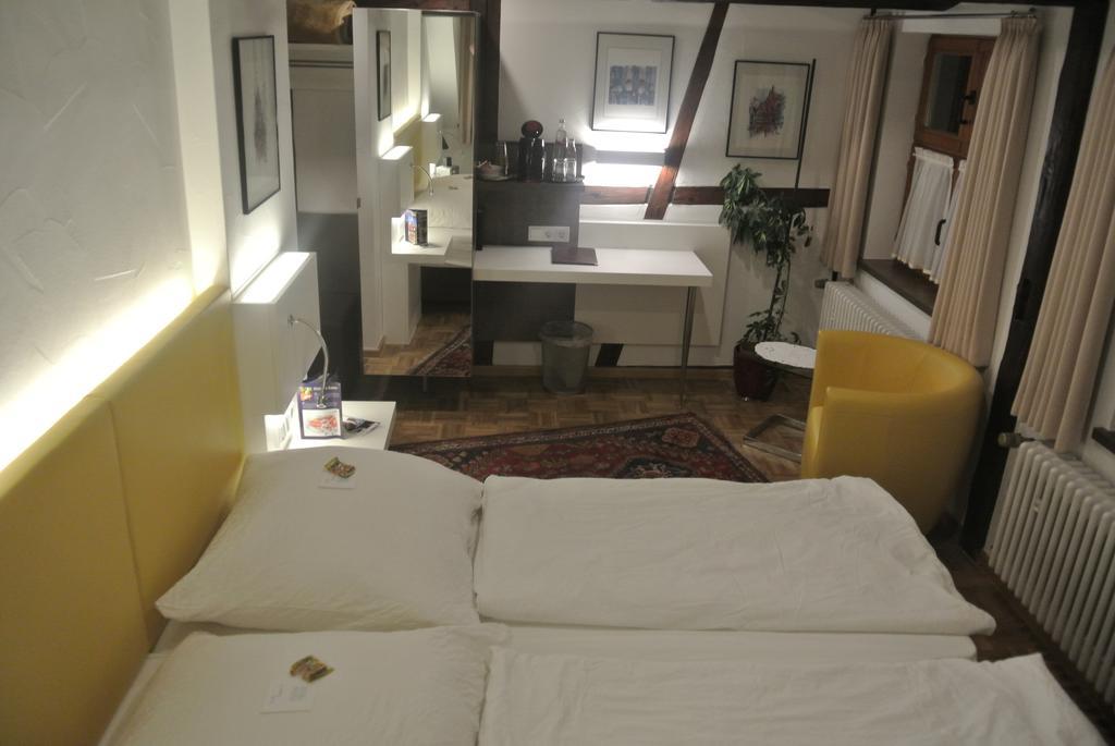 Hotel-Restaurant Goldenes Lamm Dinkelsbühl Kamer foto