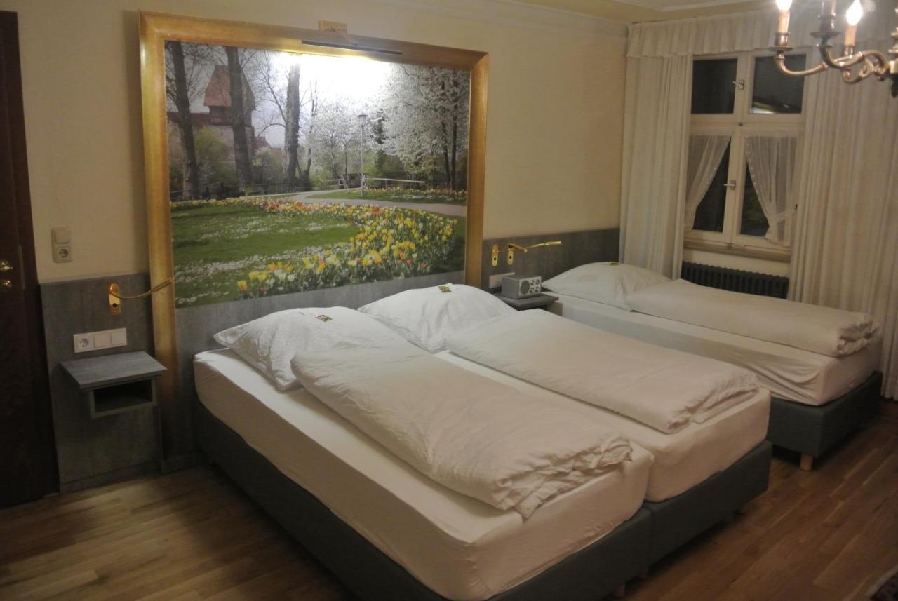 Hotel-Restaurant Goldenes Lamm Dinkelsbühl Buitenkant foto