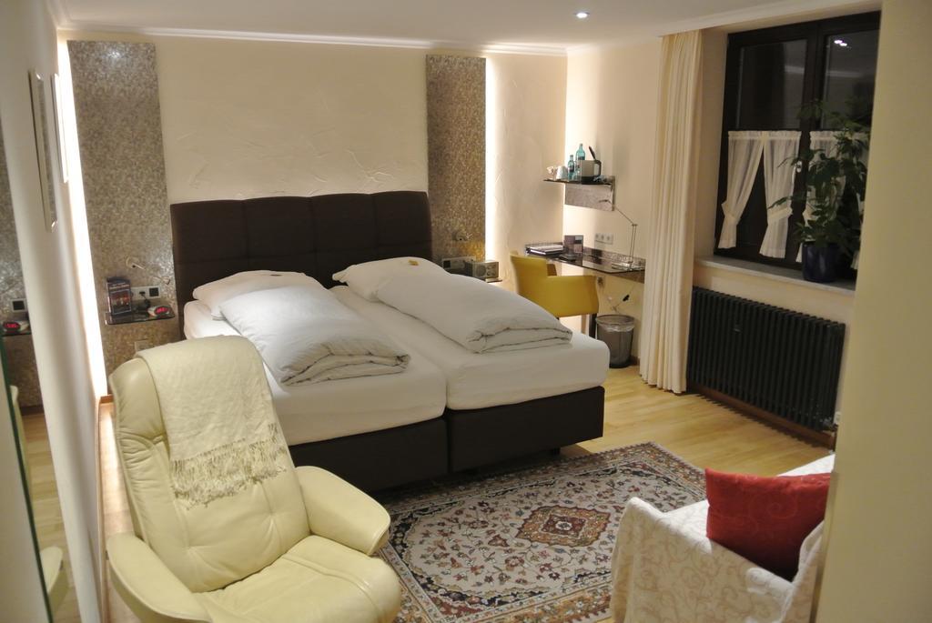 Hotel-Restaurant Goldenes Lamm Dinkelsbühl Kamer foto