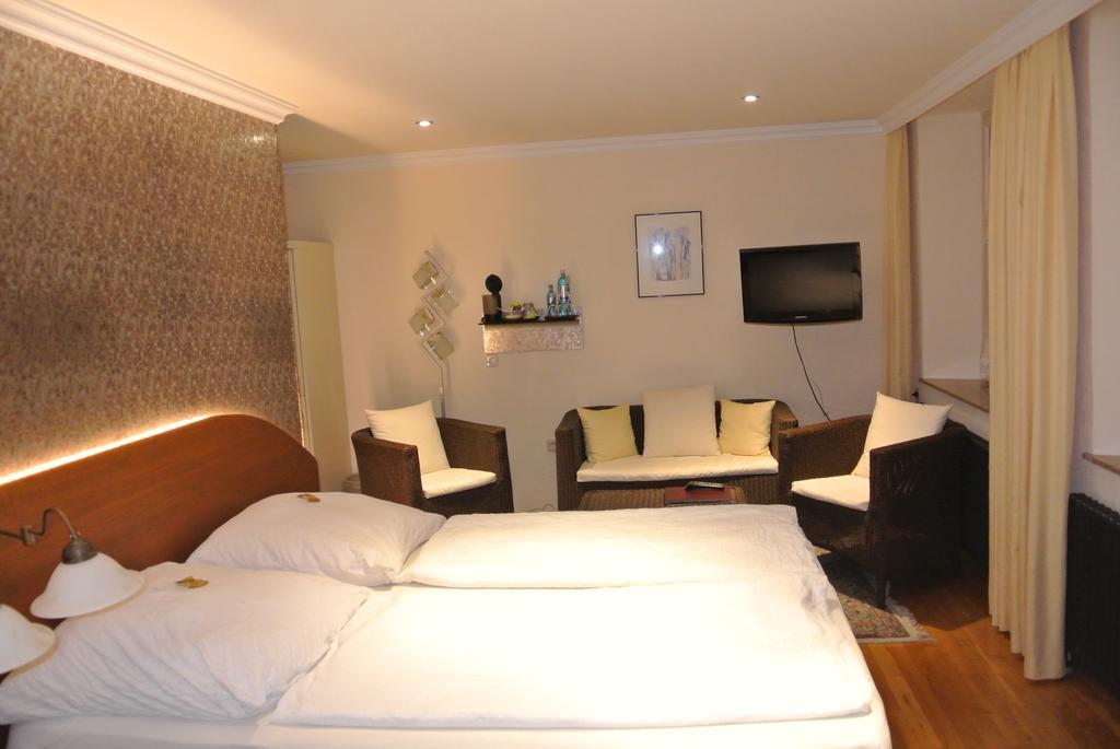 Hotel-Restaurant Goldenes Lamm Dinkelsbühl Kamer foto