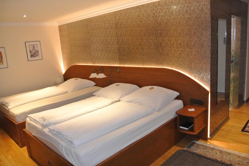Hotel-Restaurant Goldenes Lamm Dinkelsbühl Kamer foto