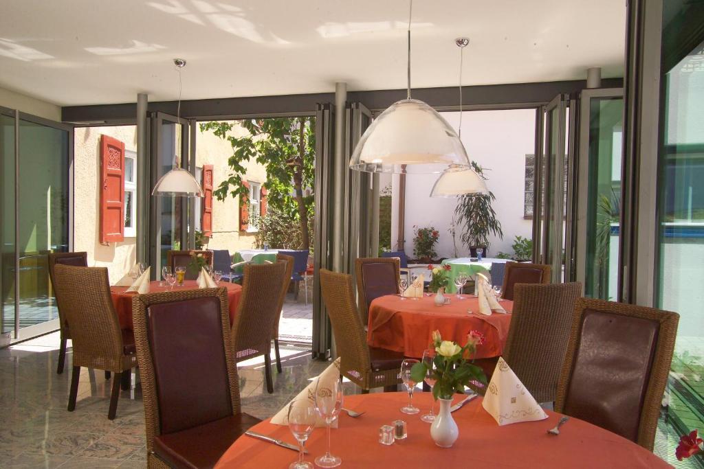 Hotel-Restaurant Goldenes Lamm Dinkelsbühl Buitenkant foto